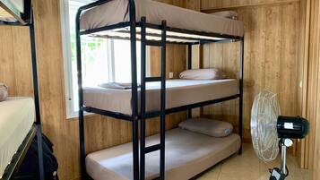 Dormitori compartit bàsic, dormitori mixt (1 bed in a 9 or 12-Bed Dormitory Room) | Roba de llit d'alta qualitat i cobrellits