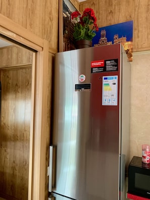 1 cama en habitación compartida mixta de 9 o 12 camas | Cocina compartida | Refrigerador con congelador, microondas, parrilla de estufa y tostadora 