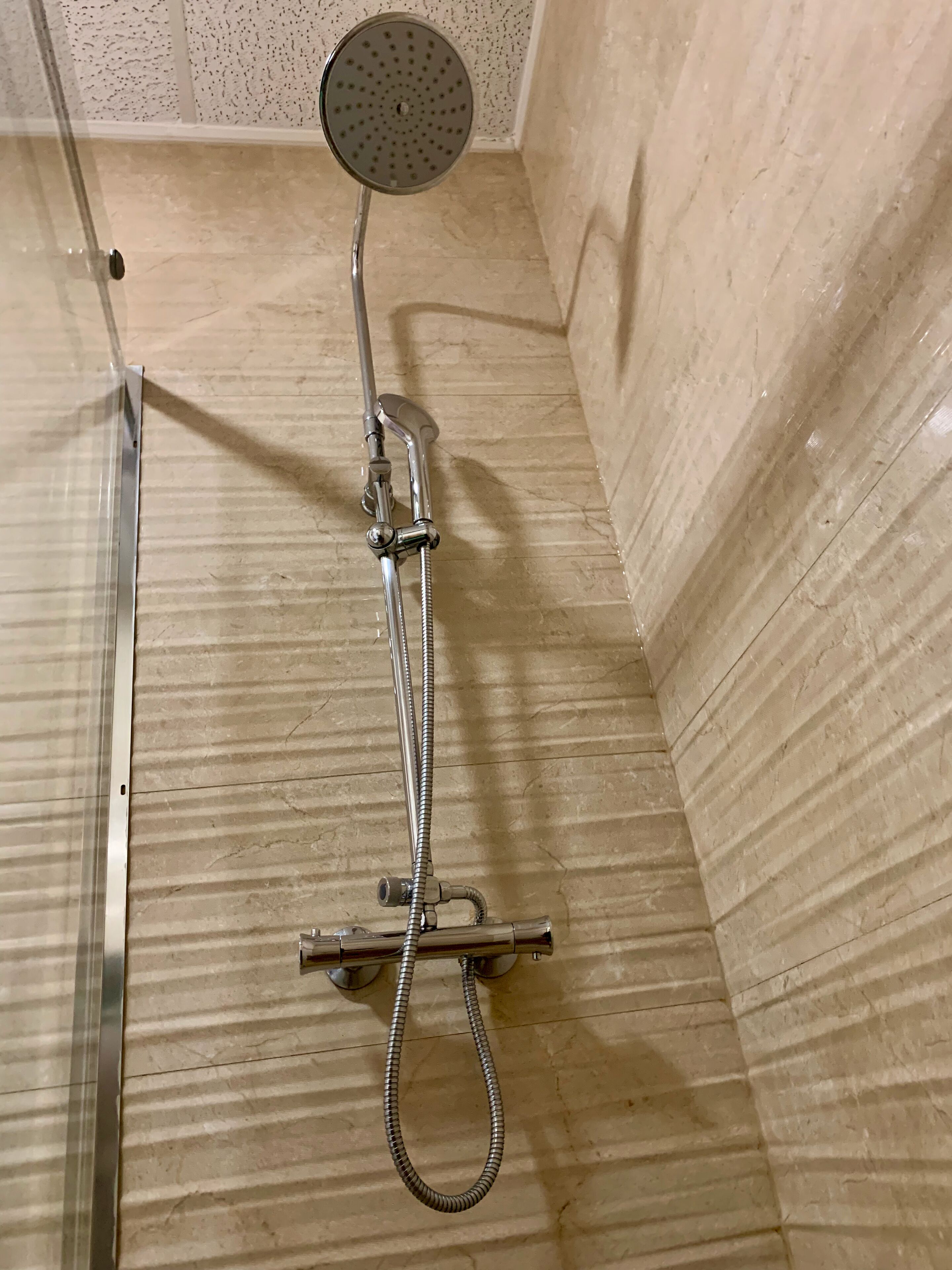 Eenvoudige slaapzaal, gemengde slaapzaal (1 bed in a 9 or 12-Bed Dormitory Room) | Badkamer | Een douche, zeep, shampoo, toiletpapier