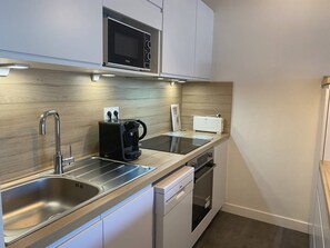 Jääkaappi, astianpesukone, leivänpaahdin