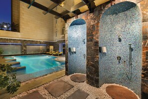 Una piscina al aire libre