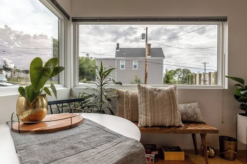 Not so tiny house with full kitchen & patio swing