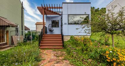 Not so tiny house with full kitchen & patio swing