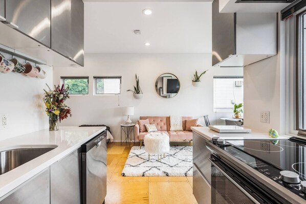 Fridge, oven, stovetop, dishwasher