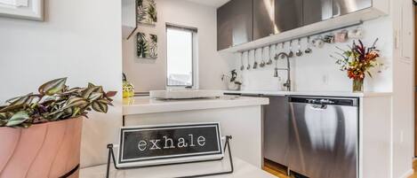 Refrigerador, horno, parrilla de estufa y lavavajillas