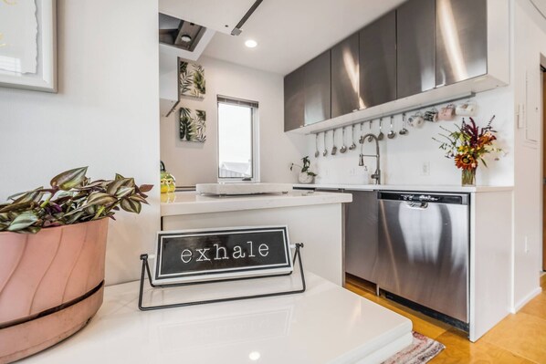 Réfrigérateur, four, plaque de cuisson, lave-vaisselle