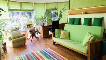 Smart-TV, Kamin, Tischtennisplatte, Computerbildschirme