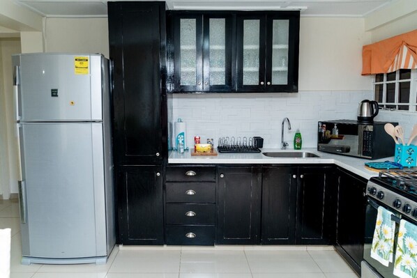 Frigorifero, microonde, forno, piano cottura