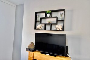 Exclusive House | Television - Cheer full 4 Bedroom House Train Station (Newport)