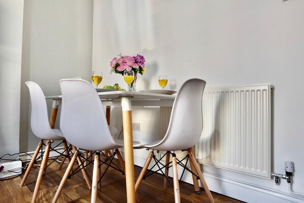 Family dining - Cheer full 4 Bedroom House Train Station (Newport)