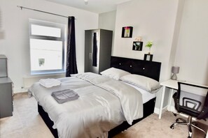 Exclusive House | 4 bedrooms, free WiFi - Cheer full 4 Bedroom House Train Station (Newport)