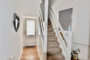 Staircase - Cheer full 4 Bedroom House Train Station (Newport)