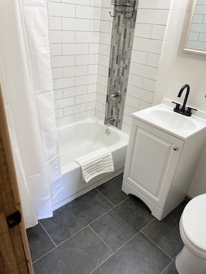 Bañera con ducha, secador de pelo, toallas, jabón