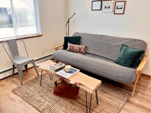 Een smart-tv en boeken