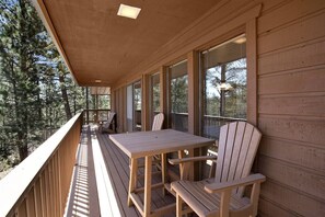 Outdoor dining - Vista Encanto, near the slopes and trails (Angel Fire)