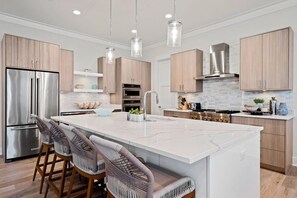 Geladeira, micro-ondas, fogão, cooktop