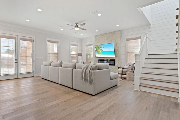 Una Smart TV, una chimenea, videojuegos, una mesa de tenis de mesa