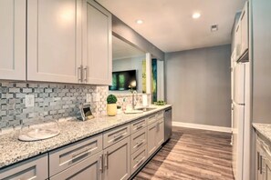 Réfrigérateur, micro-ondes, four, plaque de cuisson