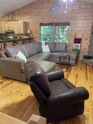 Smart TV, fireplace, video games, DVD player - Creekfront Cabin with Waterfall. Hot Tub, Fire Pit, Gameroom, and more. (ellijay)