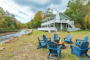 Property grounds - Riverlanding 4 bdrm home River and Mountain Views (Burnsville)