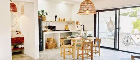 Estúdio superior | Individualmente mobiliados, Wi-Fi de cortesia, roupa de cama