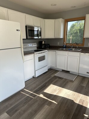 冷蔵庫、電子レンジ、オーブン、コンロ