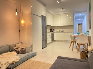 Un appartamento moderno con soggiorno, cucina e zona pranzo.