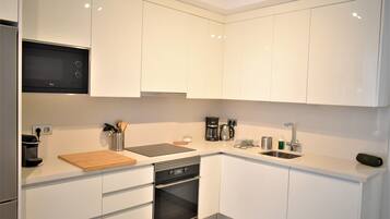 Een koelkast, een microgolfoven, een oven, een vaatwasser