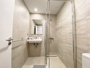 Dusche, Haartrockner, Handtücher, Seife