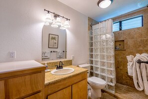Ensemble douche/baignoire, sèche-cheveux, serviettes fournies