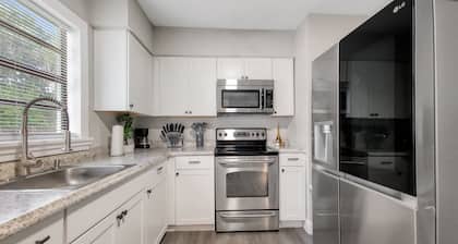 Cheerful 4-bedroom Home near Bush Gardens