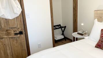 2 chambres, coffres-forts dans les chambres, lit parapluie