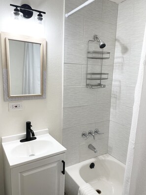 Ensemble douche/baignoire, sèche-cheveux, serviettes fournies, savon