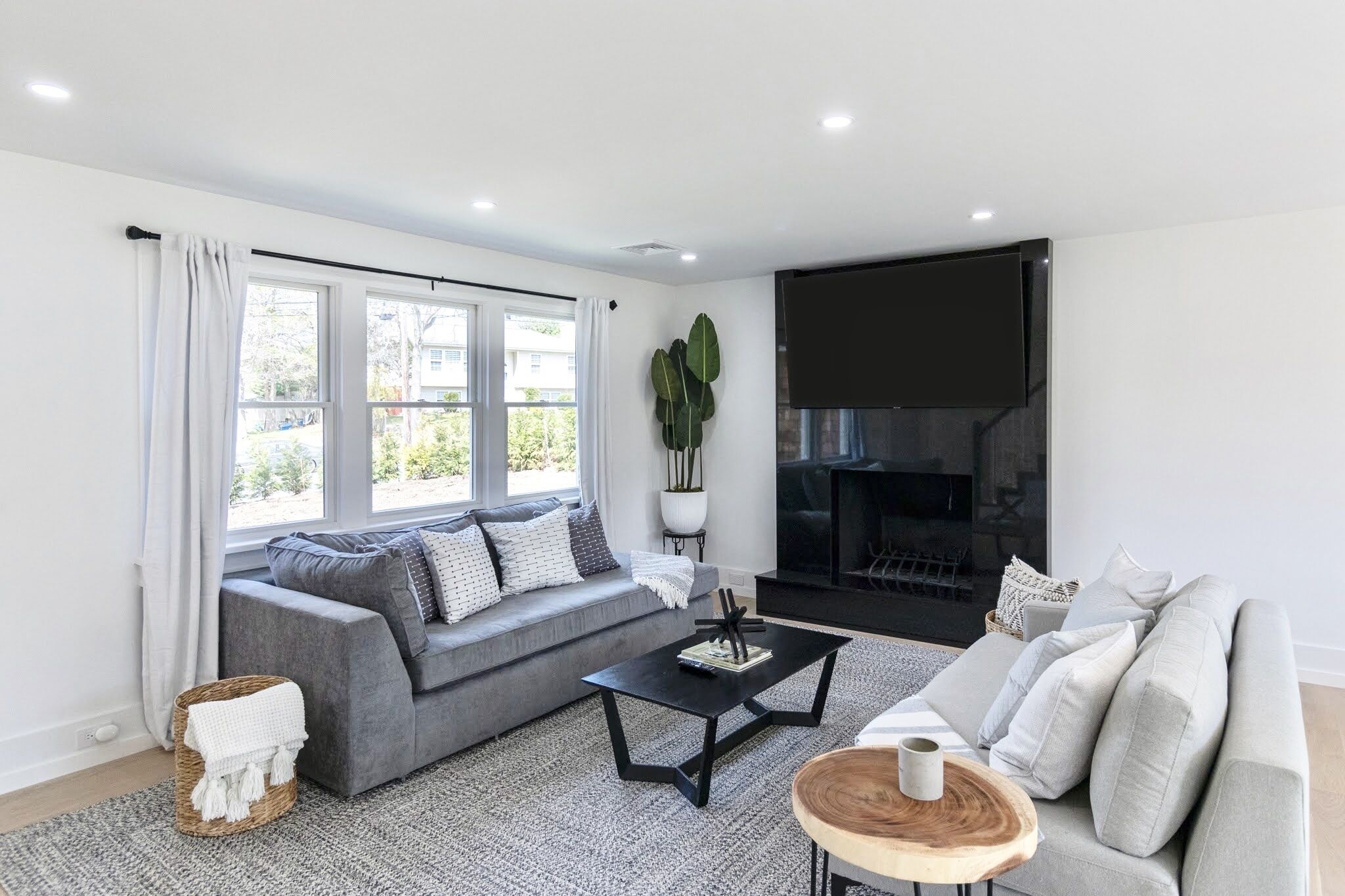 TV connectée, cheminée, chaîne hi-fi