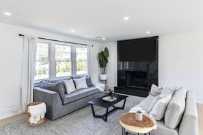 Smart TV, fireplace, stereo