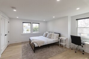 5 Schlafzimmer, Schreibtisch, Bügeleisen/Bügelbrett, kostenloses WLAN