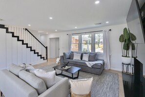 Smart-TV, Kamin, Stereoanlage