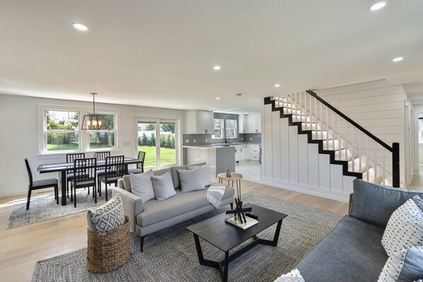 Smart TV, fireplace, stereo