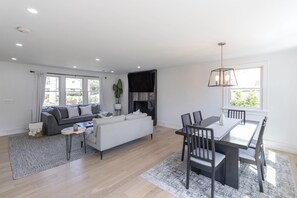 Smart TV, chimenea y estéreo 
