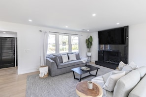 Smart TV, chimenea y estéreo