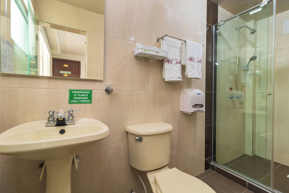 Ein Badezimmer mit Waschbecken, Toilette und einer Duschkabine.