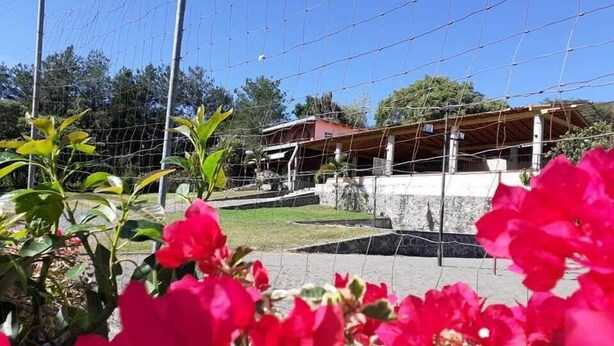 Un espacio al aire libre cercado con un edificio al fondo.