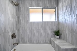 Combined shower/tub, jetted tub, towels, soap