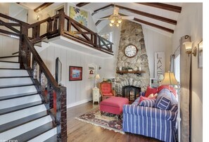 Living area - Gorgeous 5 bedroom Home Recently redecorated with views of the lake (Michigan City)