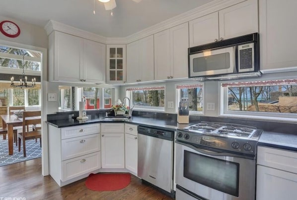 Private kitchen - Gorgeous 5 bedroom Home Recently redecorated with views of the lake (Michigan City)