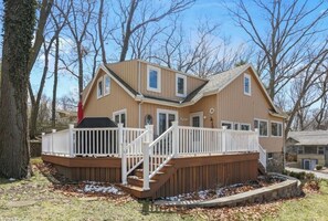 Exterior - Gorgeous 5 bedroom Home Recently redecorated with views of the lake (Michigan City)