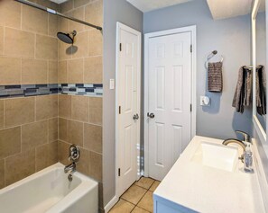 Bathtub, hair dryer, towels, soap - Cozy, clean & spacious townhouse - Unit 1 (Overland Park)