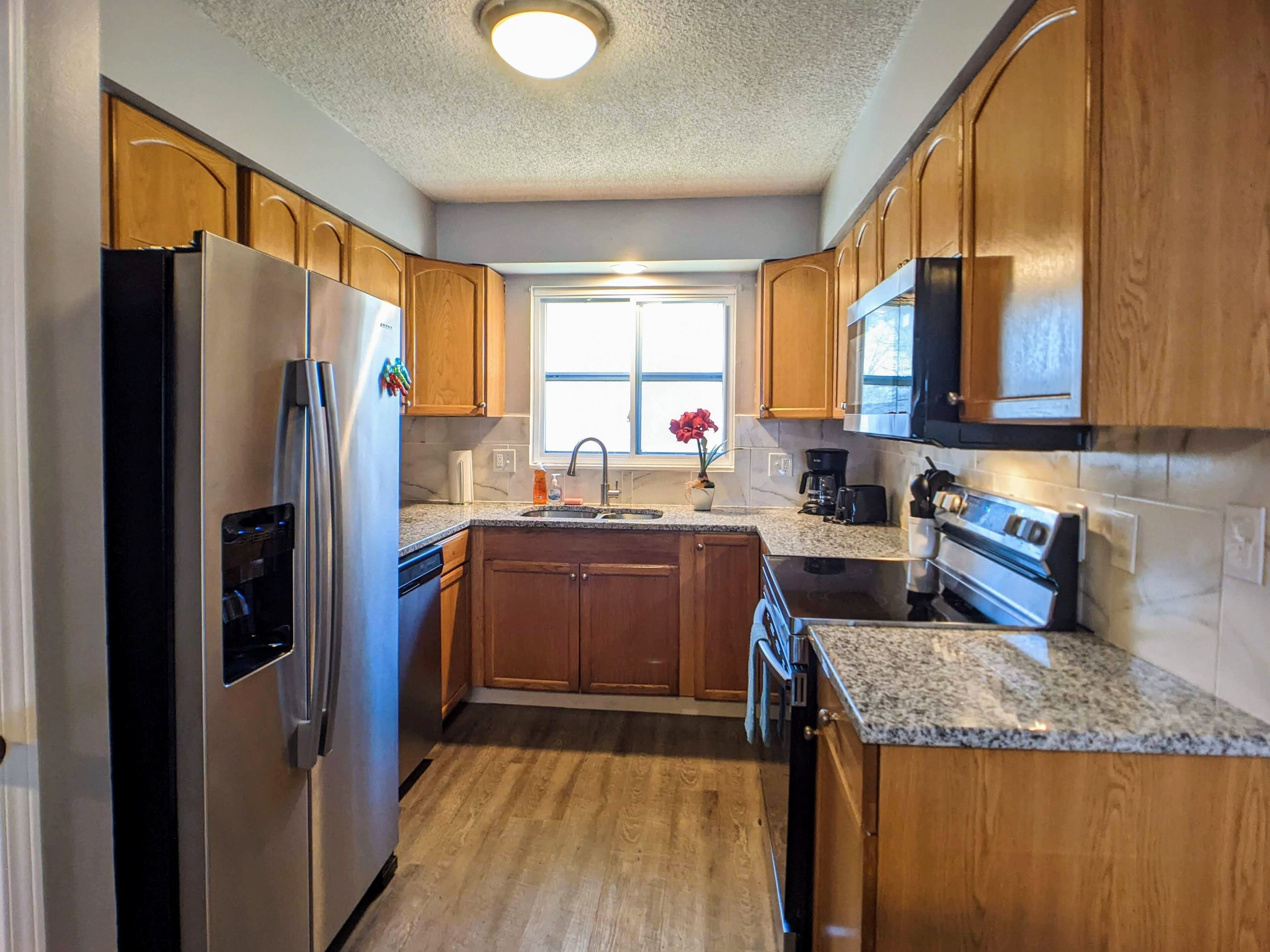 冷蔵庫、電子レンジ、食器洗い機、コーヒー / ティーメーカー