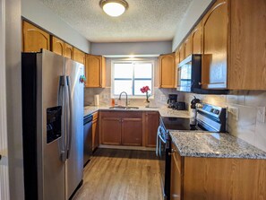 Réfrigérateur, micro-ondes, lave-vaisselle, cafetière/bouilloire