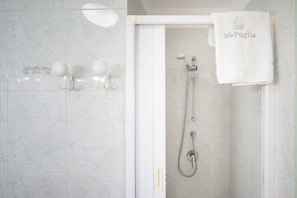 Dusche, Haartrockner, Bidet, Handtücher
